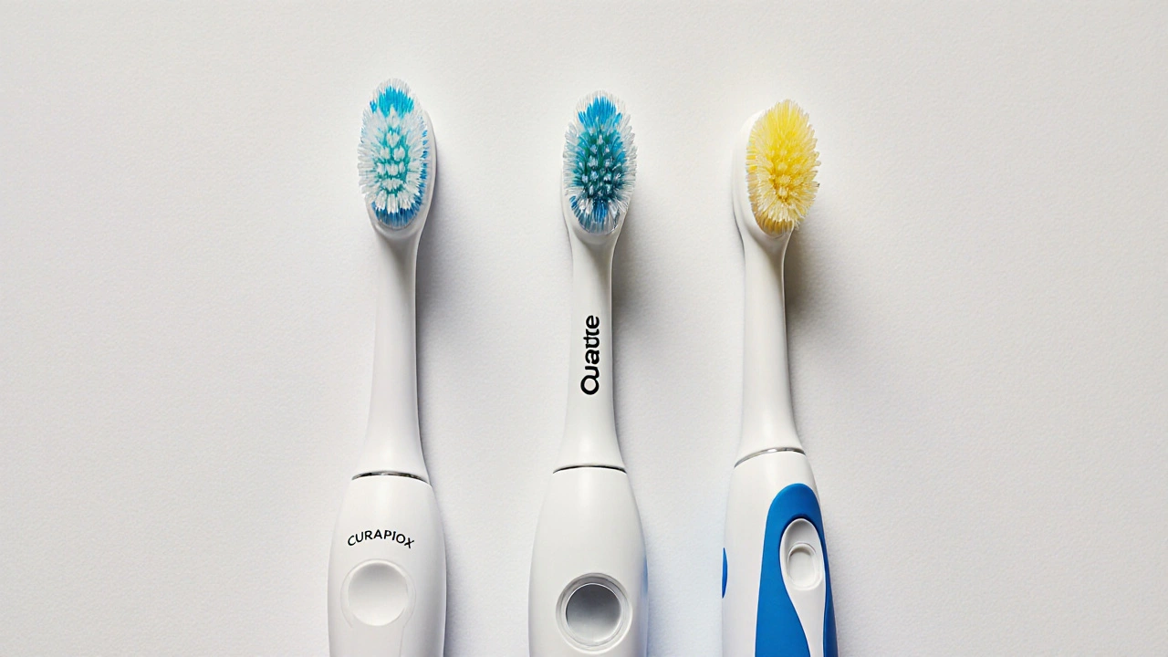 Vedle sebe položeny tři kartáčky: Curaprox, Oral‑B a Colgate, ukazující rozdílné štětiny.