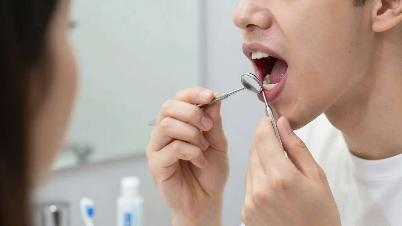 Dentální zrcátko: Jak ho správně používat k lepší kontrole zubů a dásní