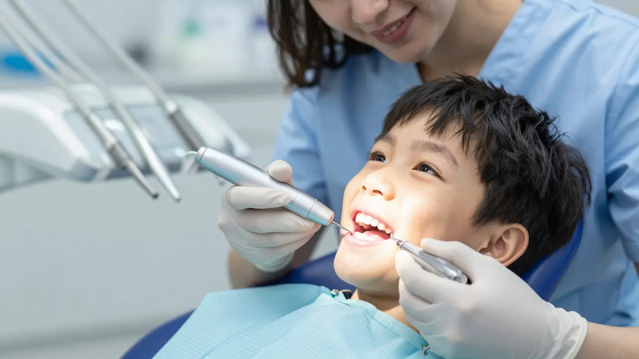 Jak zubní kámen u dětí ovlivňuje jejich zdraví: příčiny, důsledky a jak tomu předcházet