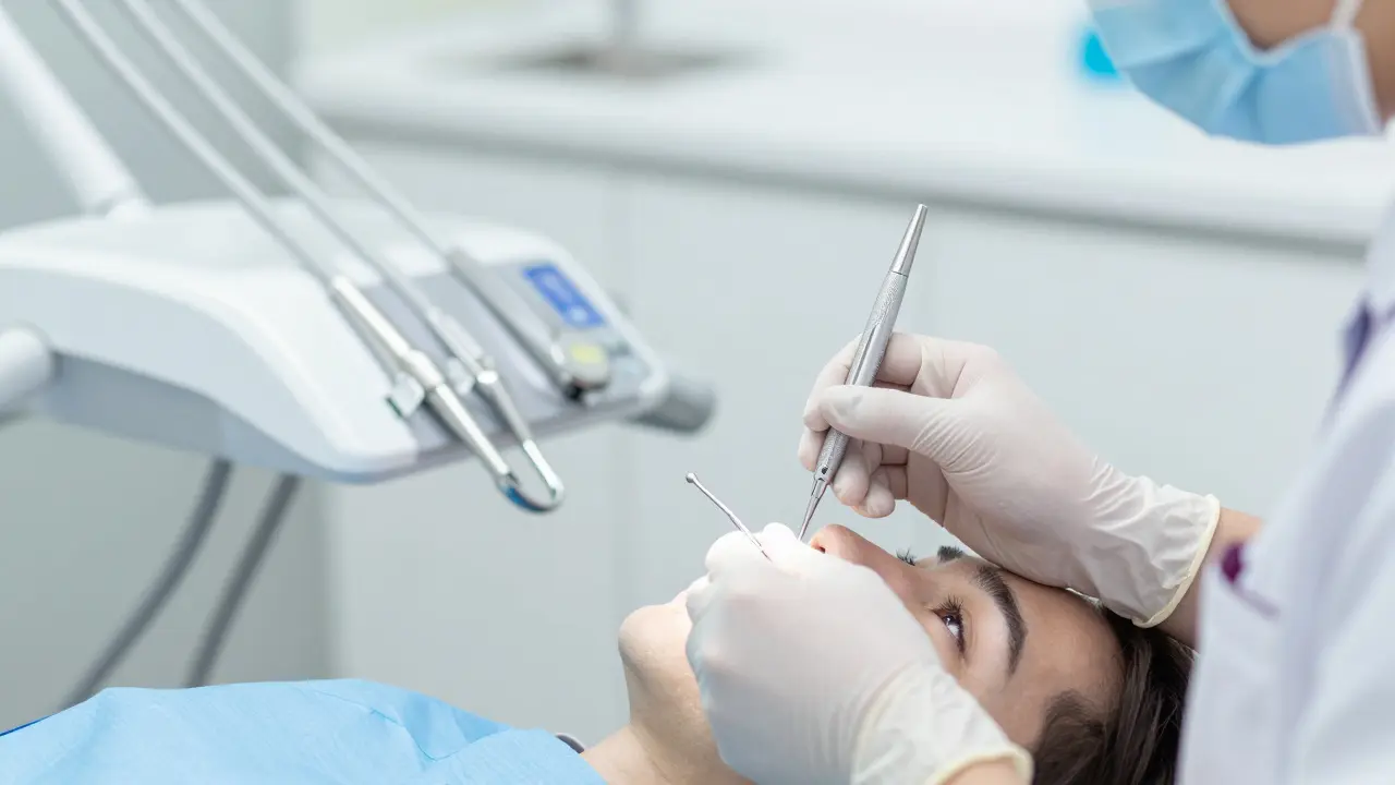 Detail profesionálního čištění zubů u dentální hygienistky.