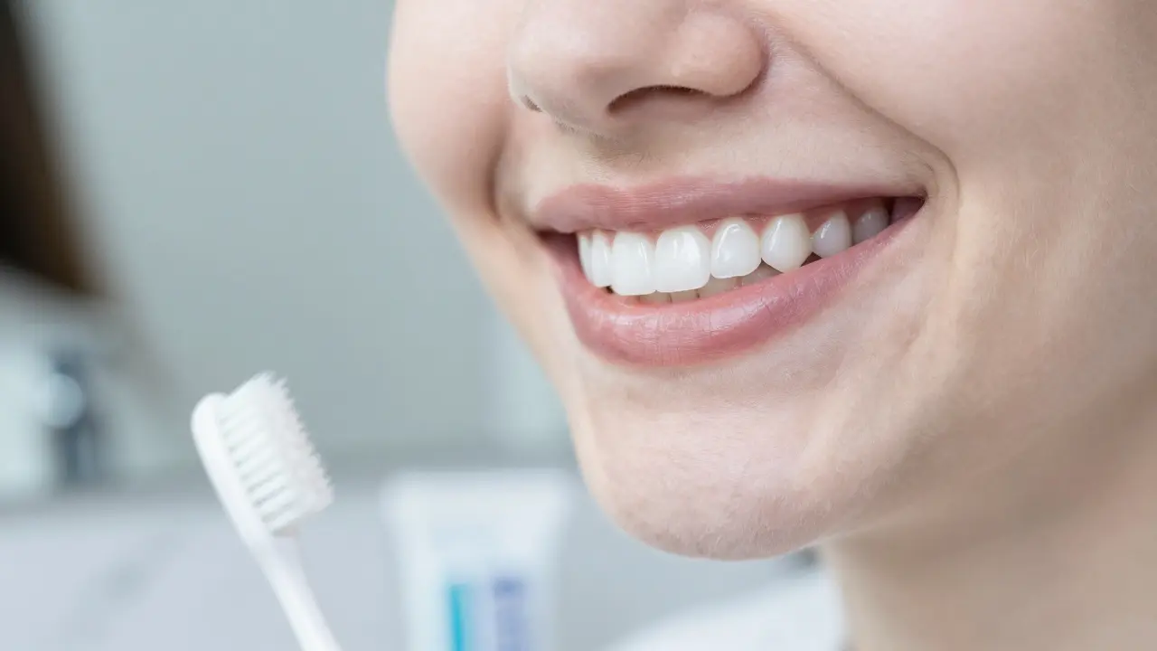 Jak udržet zuby bílé po bělení: Úplný průvodce péčí a prevencí